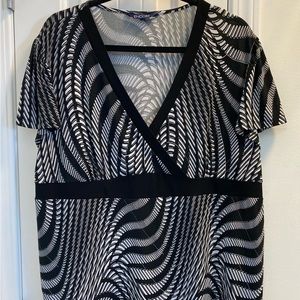 Encore Size 2X Black & White Short Sleeve Top